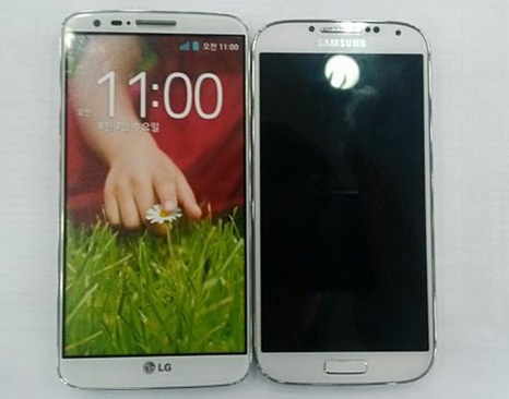 LG G2 sized up against the Samsung Galaxy S4