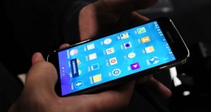 Samsung’s Smartphone Primacy Under Threat From Apple